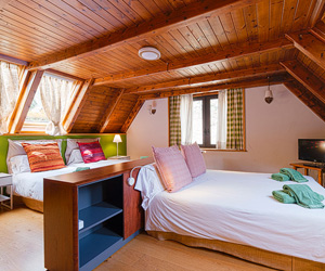 Habitación cuádruple con vistas al exterior.