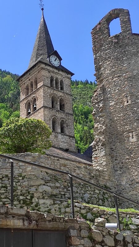 Torre de la Iglesia y torre del Castillo de Santa María de Arties