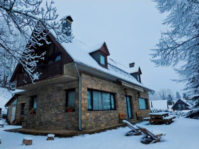 Exterior de Casa Lola Pirene con el jardín nevado