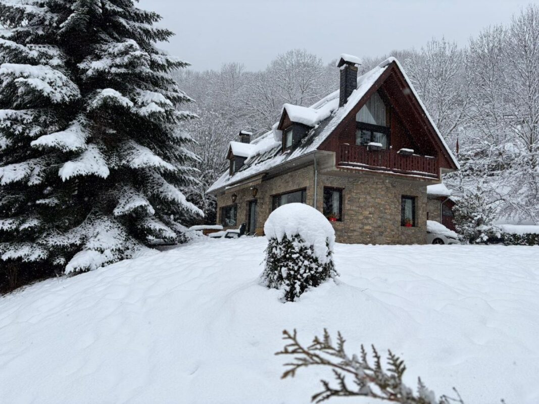 Jardín Casa Lola Pirene con gran nevada