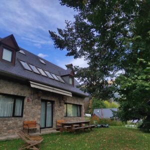 Jardín de 400 metros cuadrados con mesa de pic-nic y barbacoa