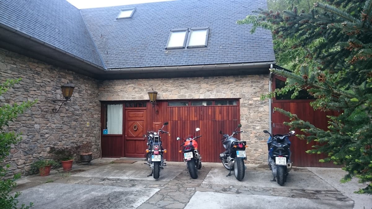 Parking privado para motos o coches en la entrada de Casa Lola Pirene