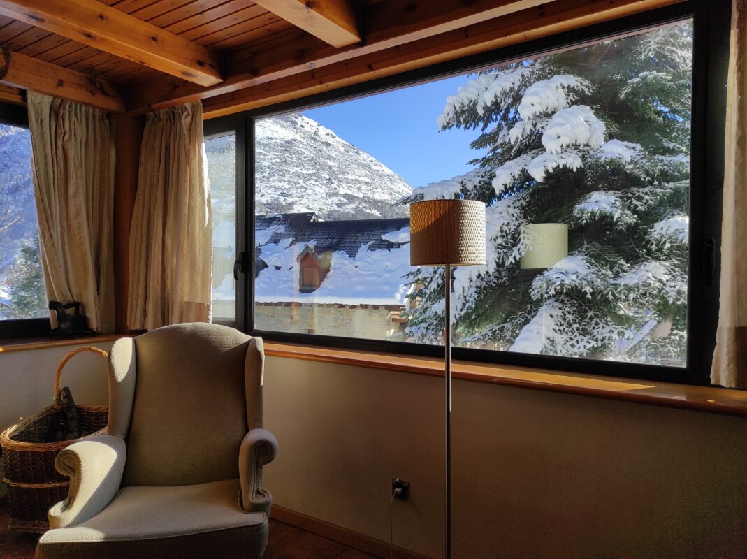 Casa rural en Vielha para grupos de 12 personas Casa Lola Pirene con nieve.