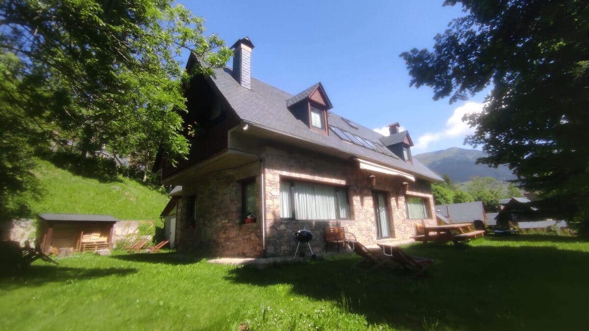 Vista general de la fachada de Casa Lola Pirene y sus 400 metros cuadrados de jardín privado.