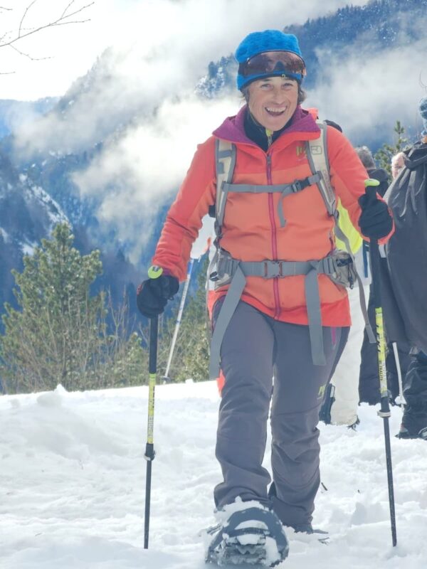 Guía de montaña profesional liderando una ruta con raquetas de nieve en la Val d’Aran