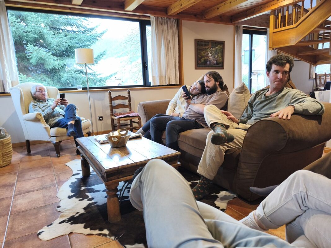 Amigos disfrutando del salón de Casa Lola Pirene