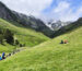Grupo de senderistas descansando en prado verde durante unas vacaciones en la Val d Aran