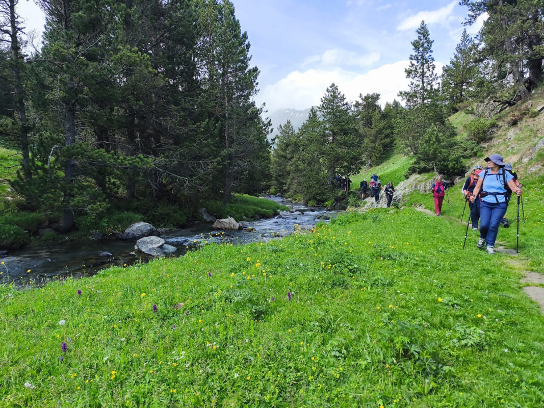 Excursión guiada por sendero junto al río en el Valle del Horcalh para escapadas en grupo en el Pirineo