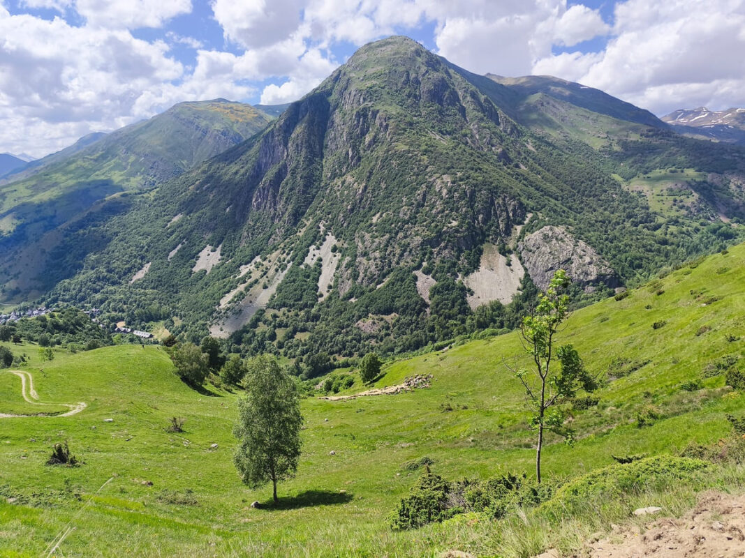 Panorámica de la montaña Pui d'Unha verde en primavera alojamiento para 12 personas en Val d Aran