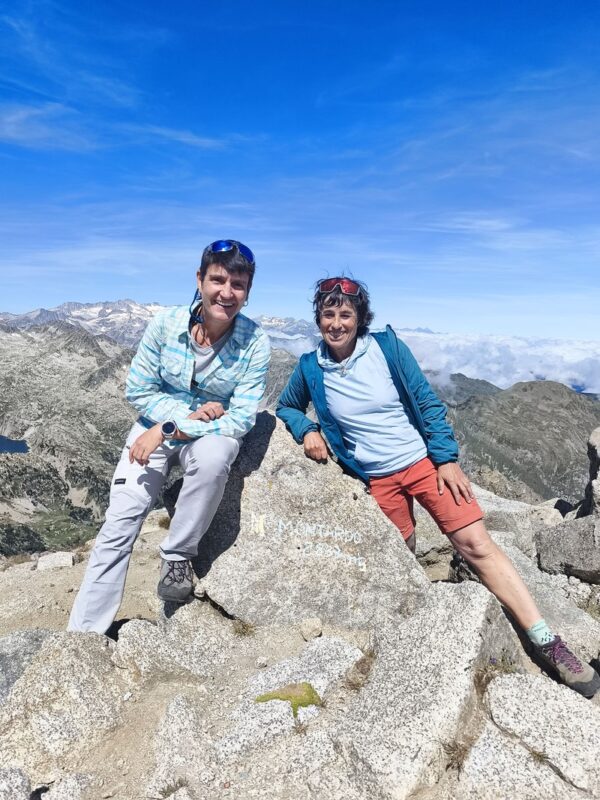 Guia de montaña en la cima del Montardo asesorando a clientes de casa rural en Vielha