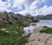 Grupo de familias haciendo senderismo junto a un lago en vacaciones en la Val d Aran